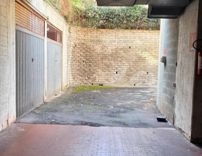 locale di sgombero in vendita a Roma in zona Casal Morena