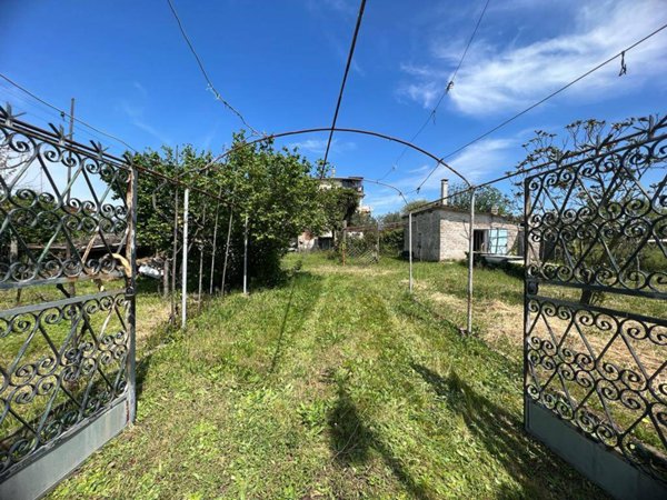 locale commerciale in vendita a Roma in zona Osteria Nuova