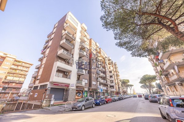 locale commerciale in vendita a Roma in zona Don Bosco