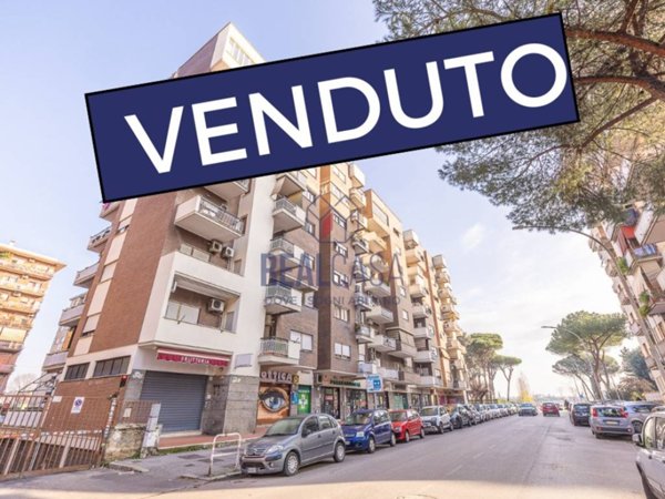 negozio in vendita a Roma in zona Cinecittà