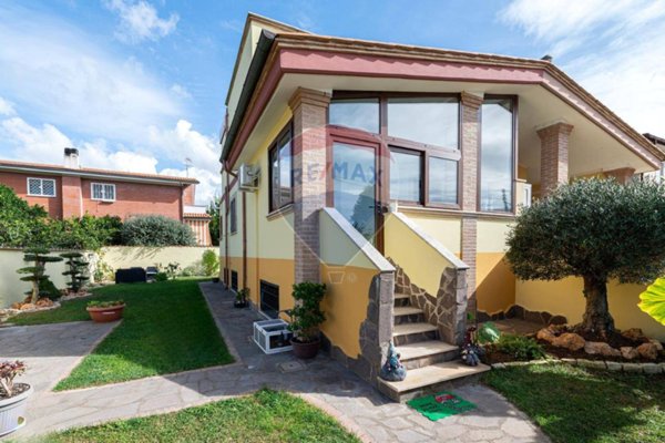 casa indipendente in vendita a Roma in zona Casal Palocco