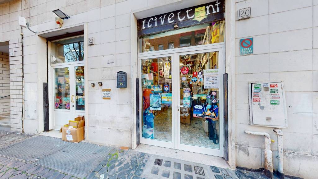 negozio in vendita a Roma in zona Tuscolano