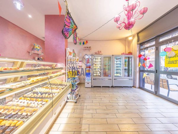 negozio in vendita a Roma in zona Cinecittà