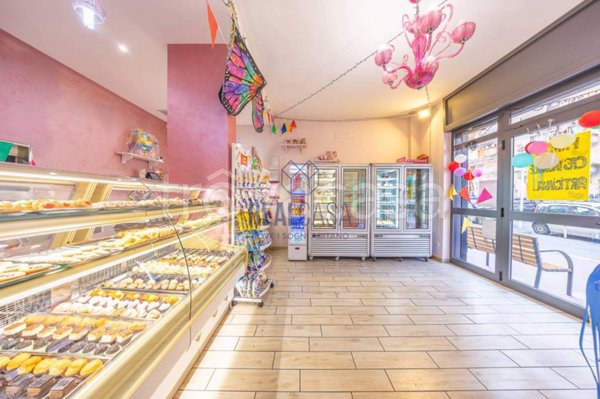 negozio in vendita a Roma in zona Cinecittà