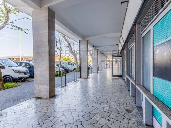 negozio in vendita a Roma in zona Castel Fusano