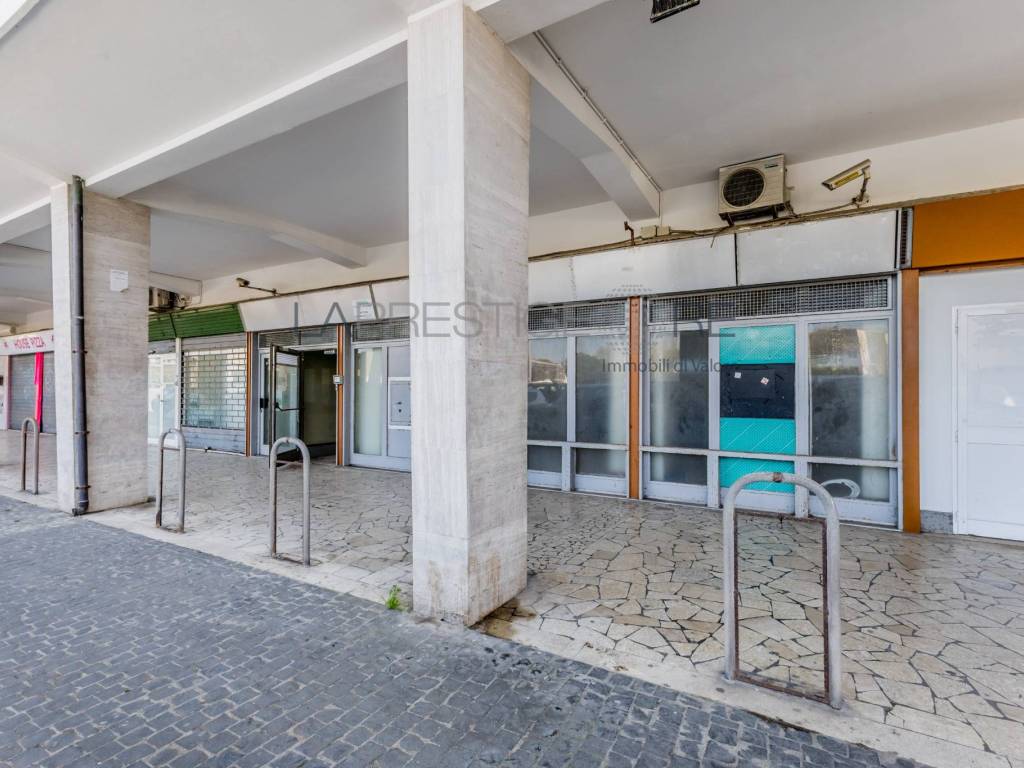 negozio in vendita a Roma in zona Castel Fusano