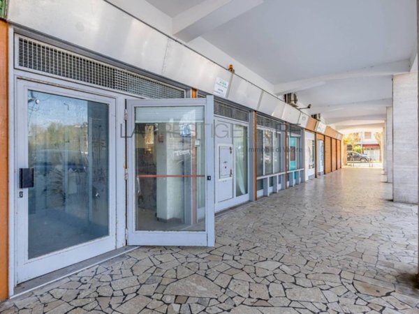 negozio in vendita a Roma in zona Castel Fusano