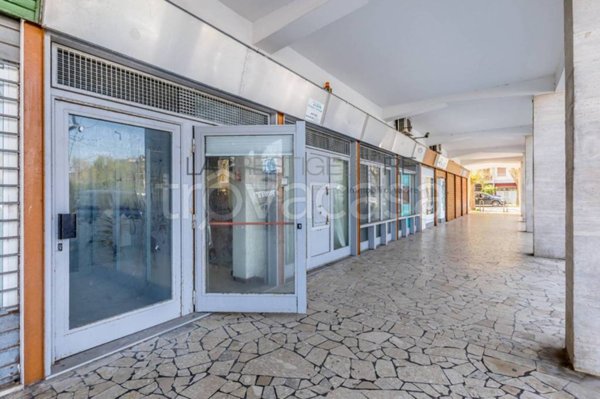 negozio in vendita a Roma in zona Ostia
