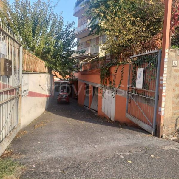 negozio in vendita a Roma in zona Tuscolano
