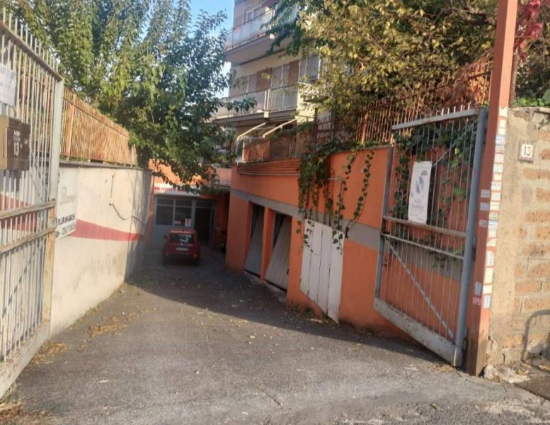 negozio in vendita a Roma in zona Tuscolano