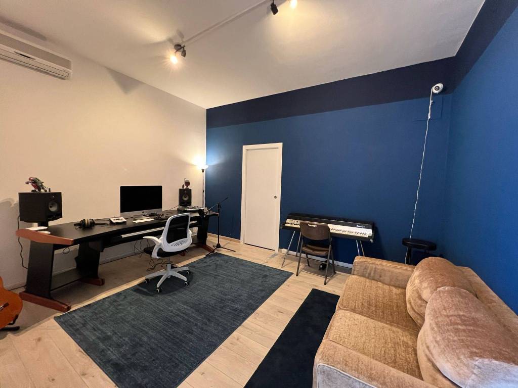 negozio in vendita a Roma in zona Appio Latino