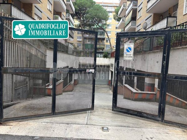 locale di sgombero in vendita a Roma in zona Cinecittà