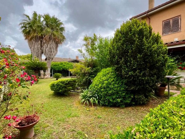 casa indipendente in vendita a Roma in zona Infernetto