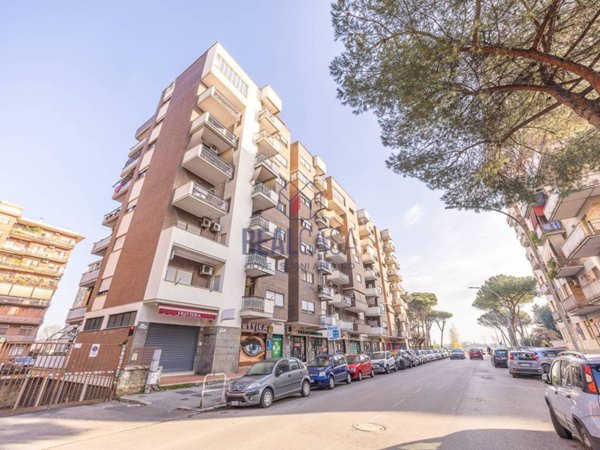 negozio in vendita a Roma in zona Cinecittà