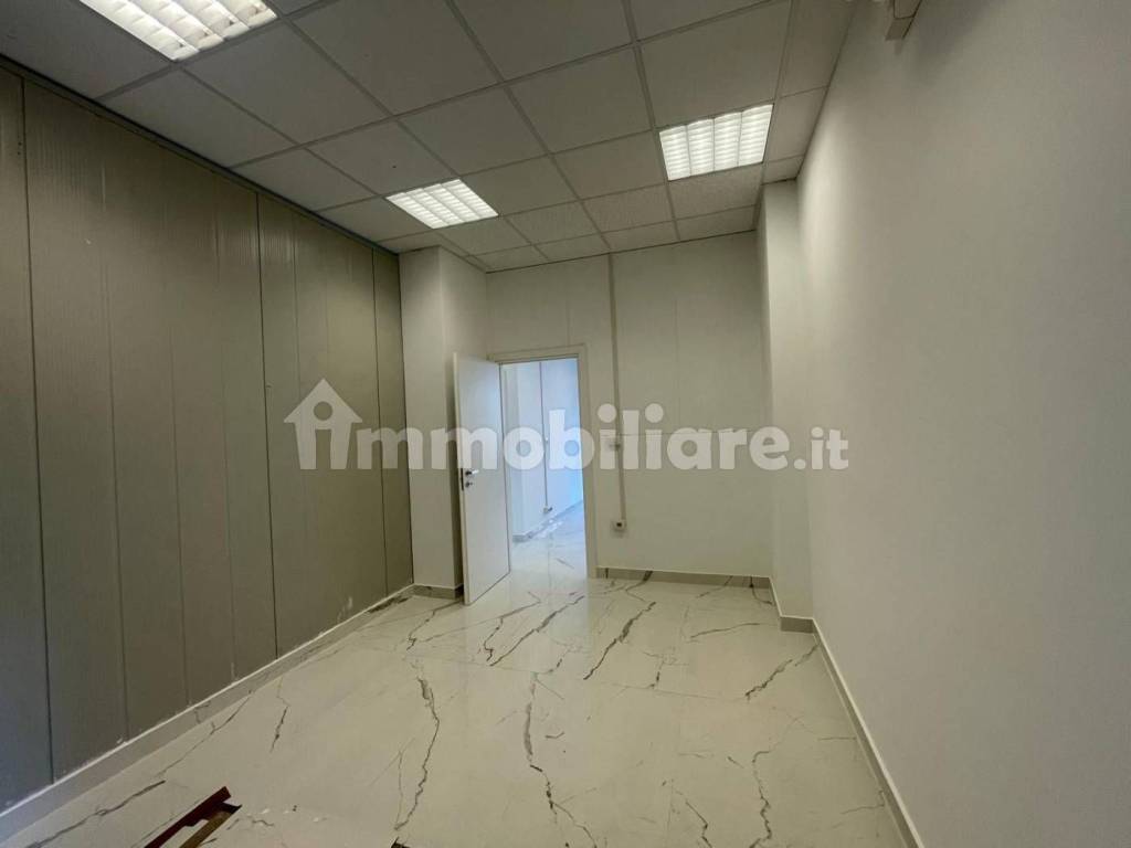 negozio in vendita a Roma in zona Ardeatino