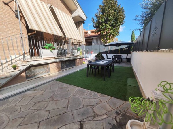 casa indipendente in vendita a Roma in zona Finocchio