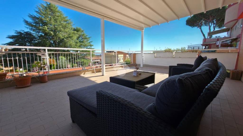 appartamento in vendita a Roma in zona Torrione Cerquetta