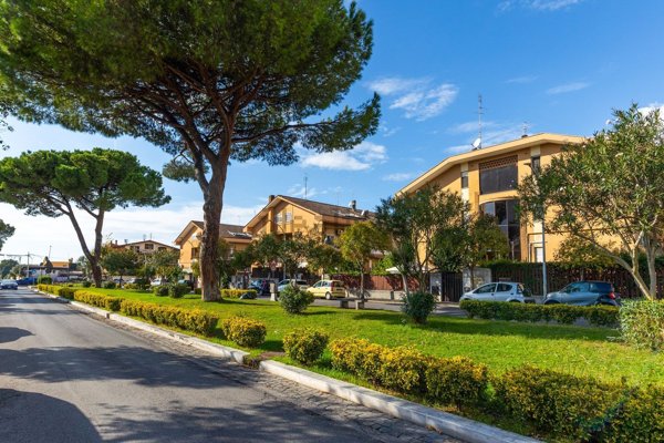 appartamento in vendita a Roma in zona Axa