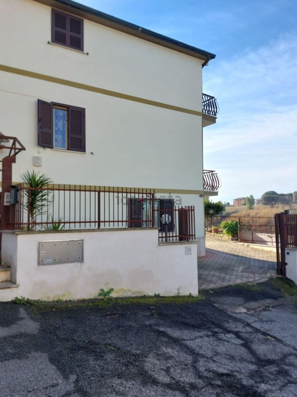 appartamento in vendita a Roma in zona Lunghezza