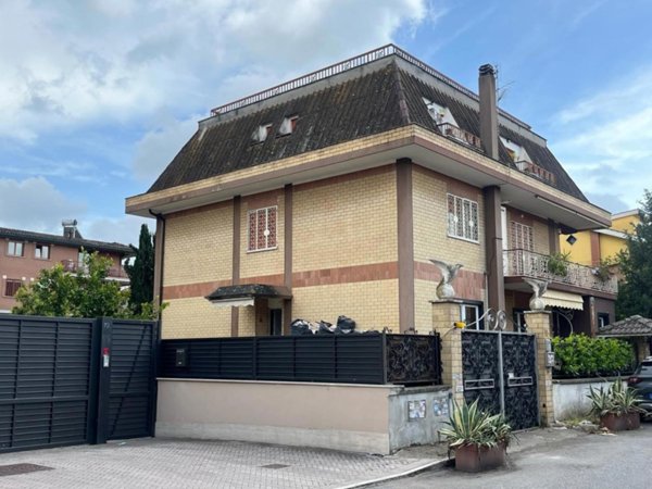 appartamento in vendita a Roma in zona Casal Morena