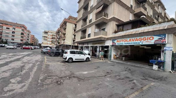 negozio in vendita a Roma in zona Ostia