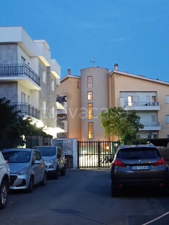appartamento in vendita a Roma in zona Torre Angela