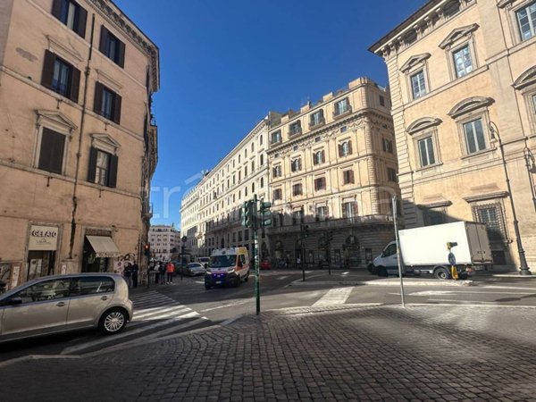 appartamento in vendita a Roma in zona Pigna - Sant'Angelo