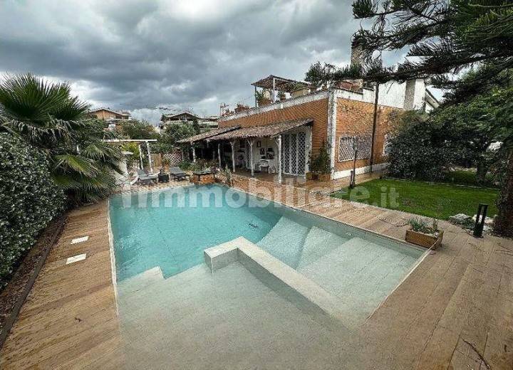 casa indipendente in vendita a Roma in zona Infernetto