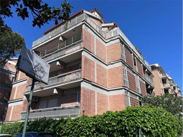 locale commerciale in vendita a Roma in zona Della Vittoria