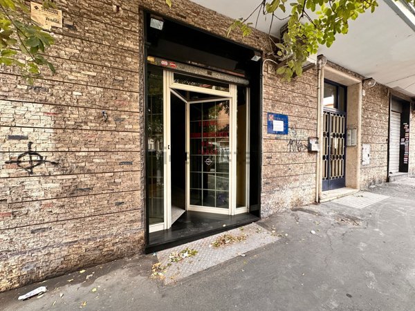 locale commerciale in vendita a Roma in zona Tuscolano