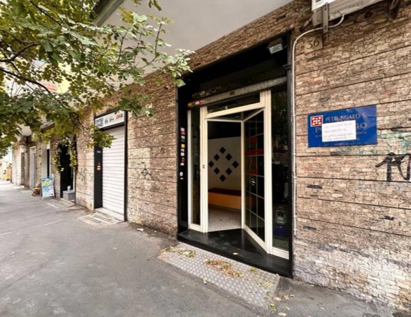 locale commerciale in vendita a Roma in zona Tuscolano