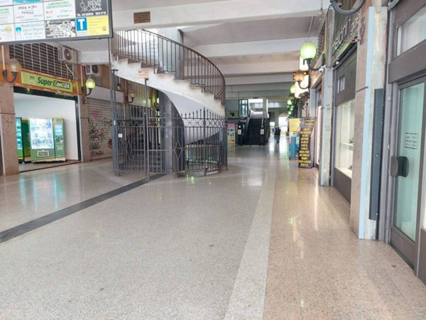negozio in vendita a Roma in zona Cinecittà