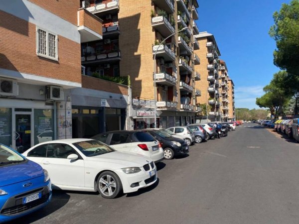negozio in vendita a Roma in zona Tuscolano