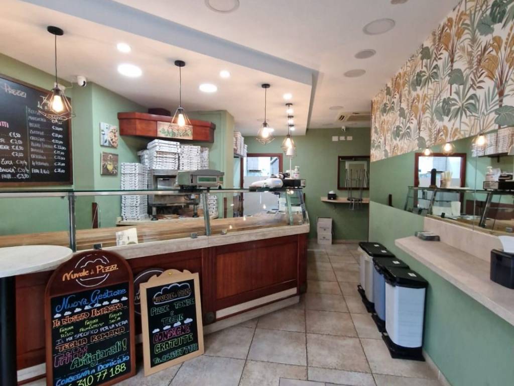 negozio in vendita a Roma in zona Cinecittà