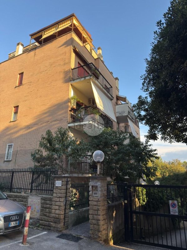 appartamento in vendita a Roma in zona Tomba di Nerone