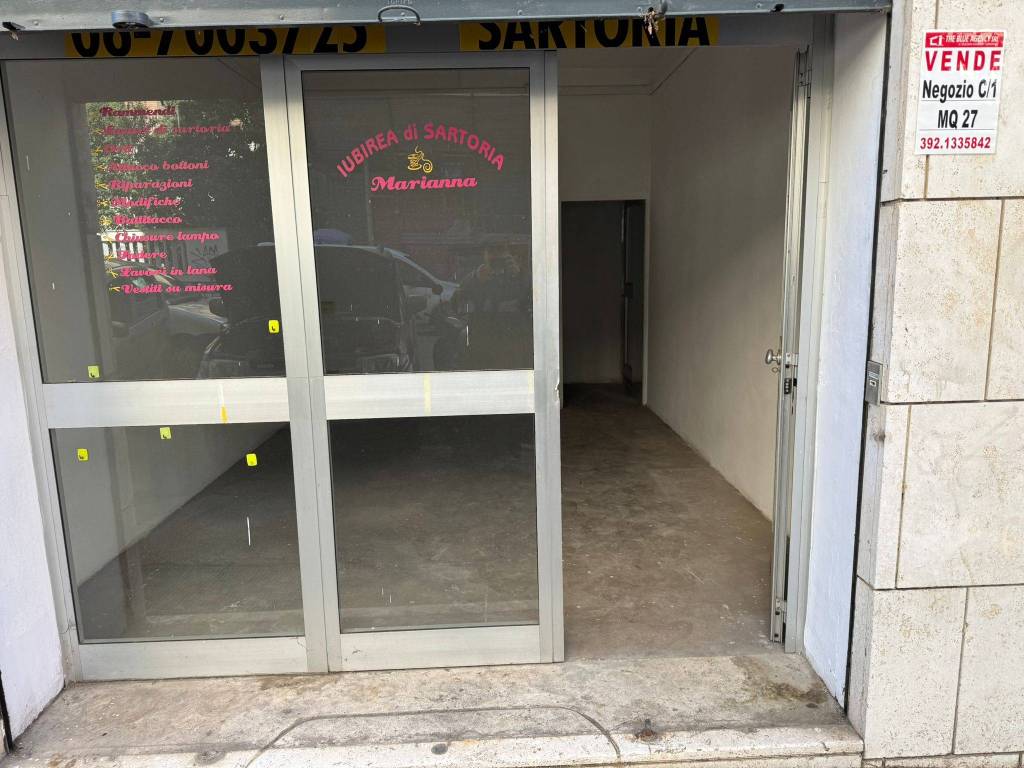 negozio in vendita a Roma in zona Appio Latino