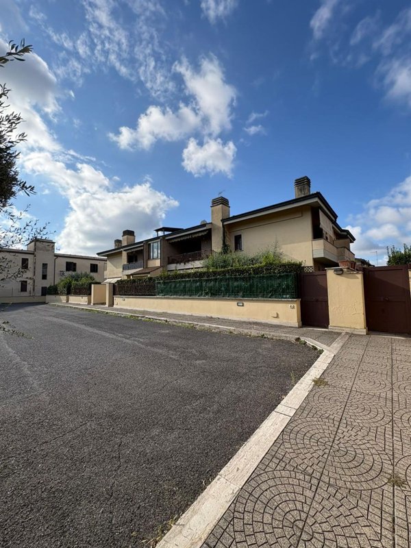 appartamento in vendita a Roma in zona Osteria del Curato