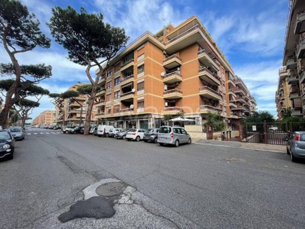 locale commerciale in vendita a Roma in zona Ostia