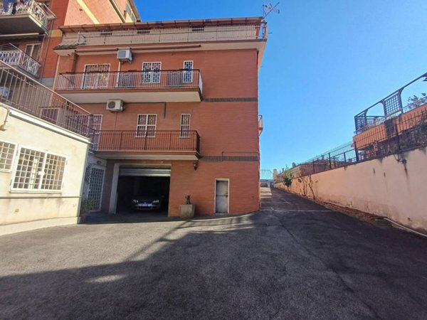 locale commerciale in vendita a Roma in zona Casal Boccone