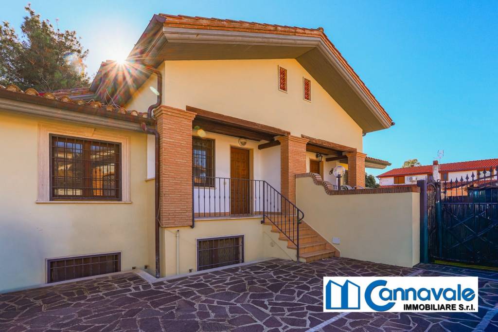 casa indipendente in vendita a Roma in zona Infernetto