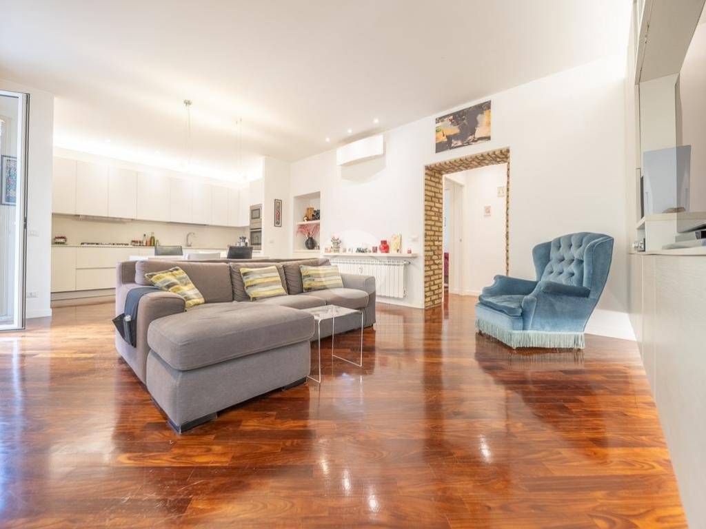 appartamento in vendita a Roma in zona Appio Latino