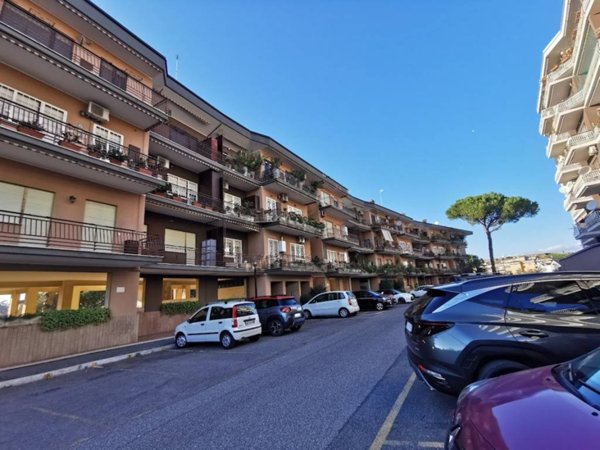 appartamento in vendita a Roma in zona Colle del Sole