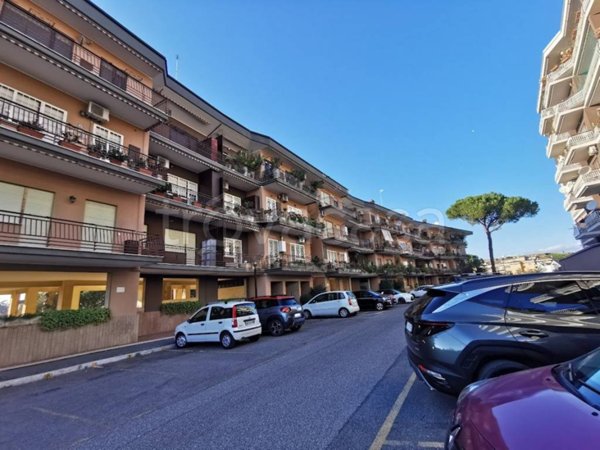 appartamento in vendita a Roma in zona Colle del Sole