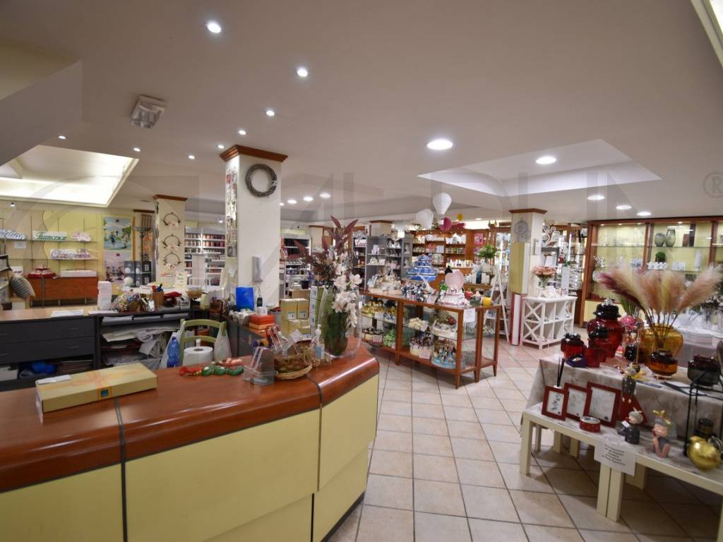 negozio in vendita a Roma in zona Gianicolense