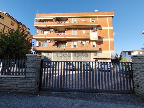 appartamento in vendita a Roma in zona Osteria Nuova