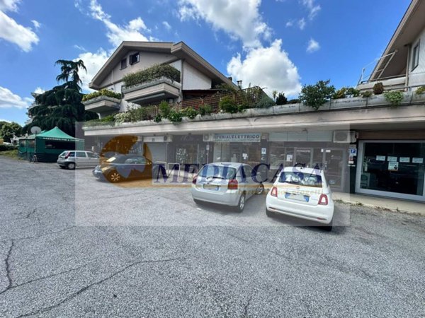 negozio in vendita a Roma in zona Tor di Quinto