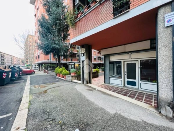 negozio in vendita a Roma in zona Tuscolano
