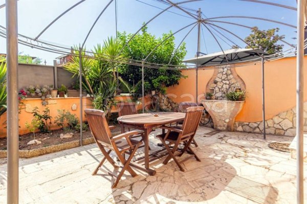 appartamento in vendita a Roma in zona Lago Regillo