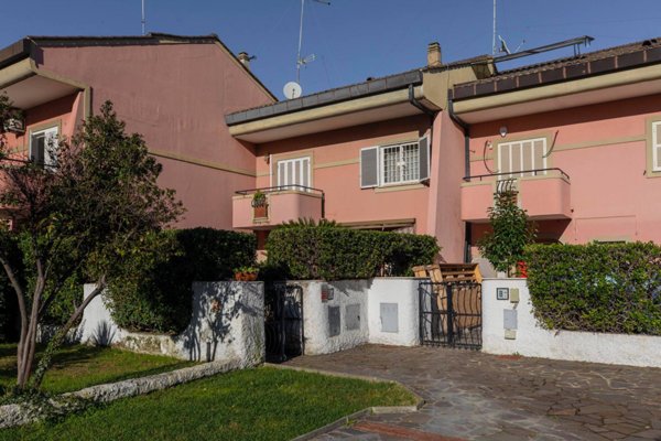 casa indipendente in vendita a Roma