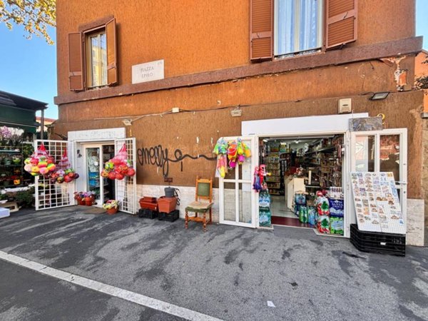negozio in vendita a Roma in zona Appio Latino